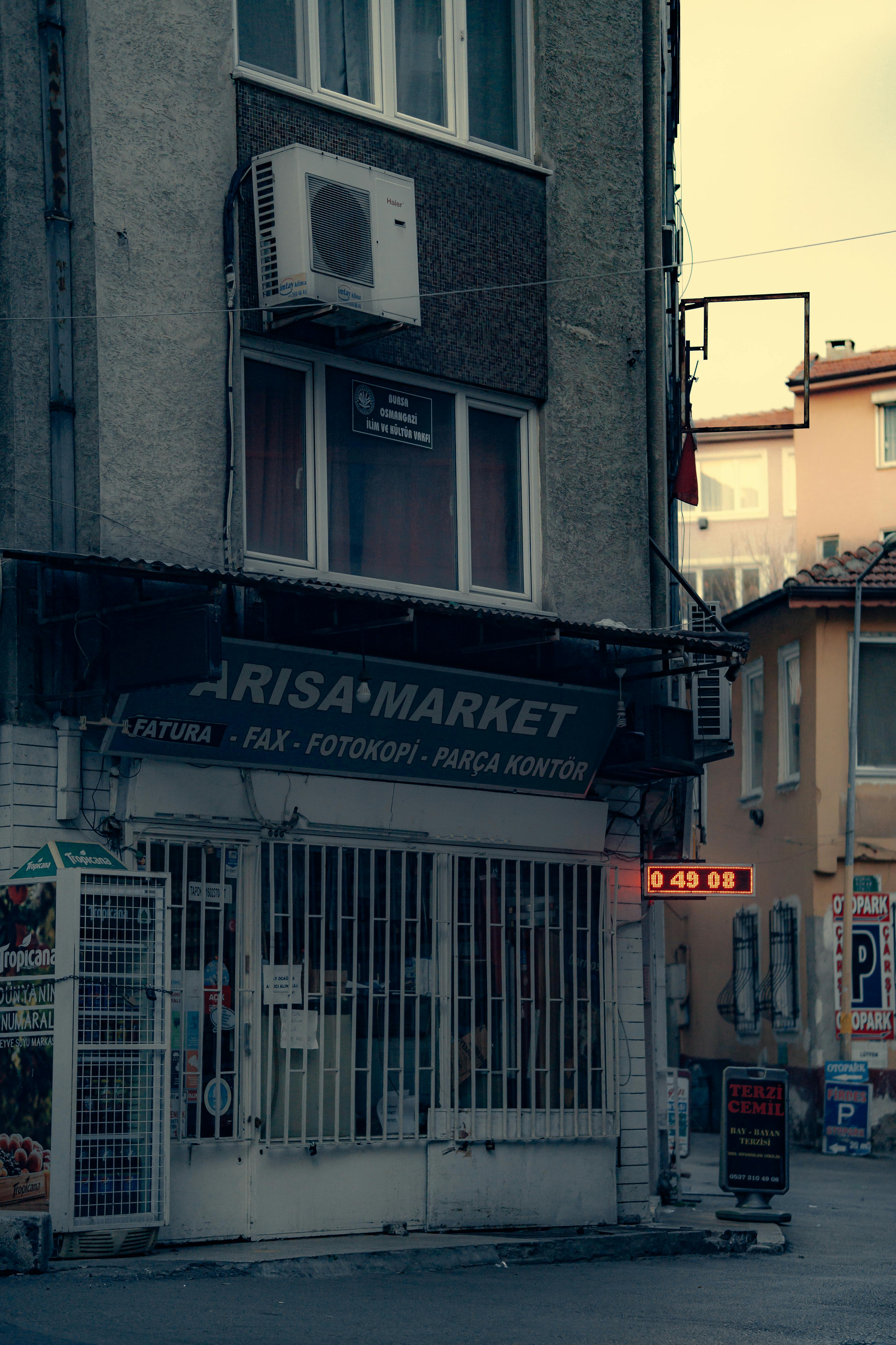 发光字与导视标识安装